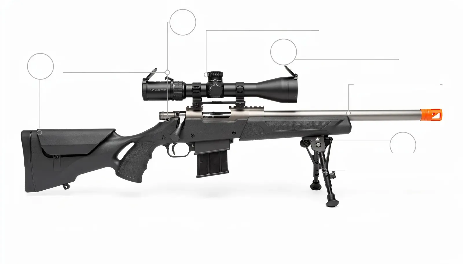 Réplica de sniper bolt action em fundo branco, vista de perfil, com coronha sólida, ferrolho manual saliente, luneta de aumento alto e bipé apoiado